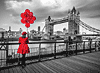 Rote Luftballons vor der Tower Bridge